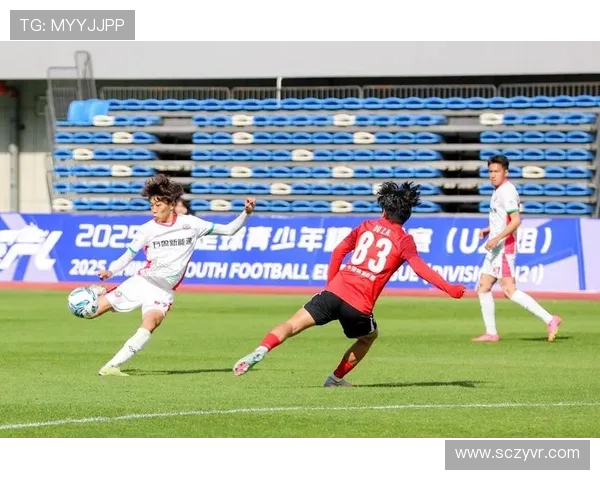 足球星墨镜演绎绿茵场外的光影传奇展现时尚与运动激情魅力